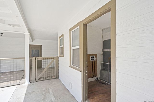 671 W MERRIWEATHER ST, New Braunfels, TX 78130