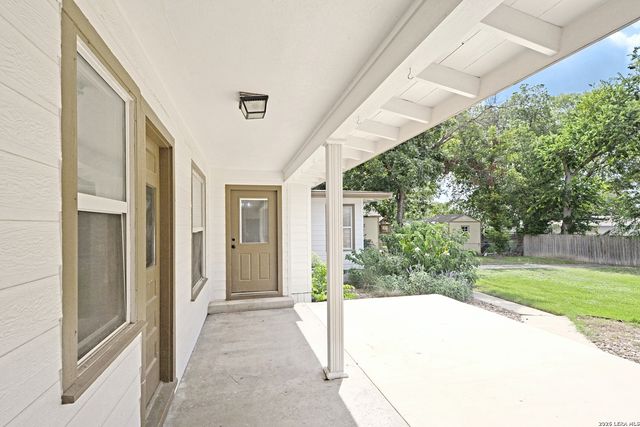 671 W MERRIWEATHER ST, New Braunfels, TX 78130