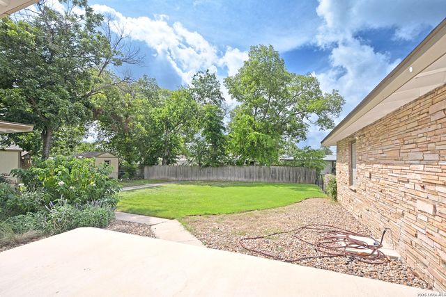 671 W MERRIWEATHER ST, New Braunfels, TX 78130