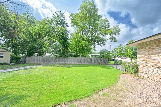 671 W MERRIWEATHER ST, New Braunfels, TX 78130