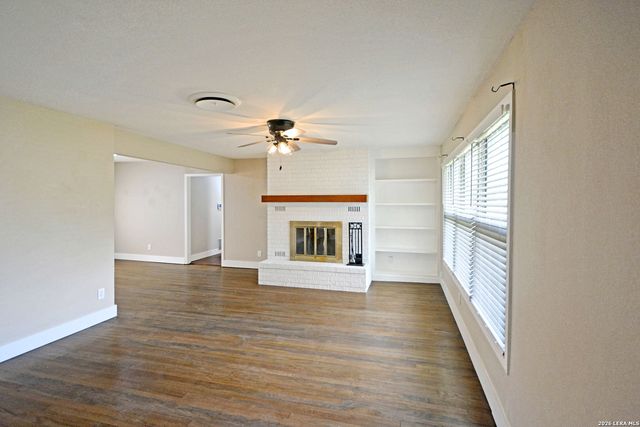 671 W MERRIWEATHER ST, New Braunfels, TX 78130