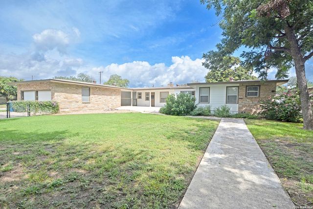 671 W MERRIWEATHER ST, New Braunfels, TX 78130