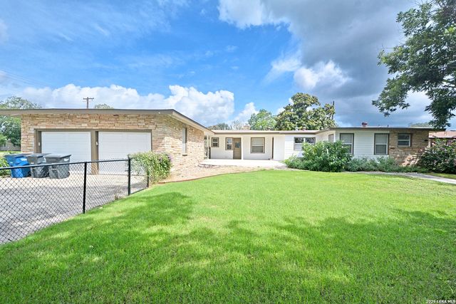 671 W MERRIWEATHER ST, New Braunfels, TX 78130