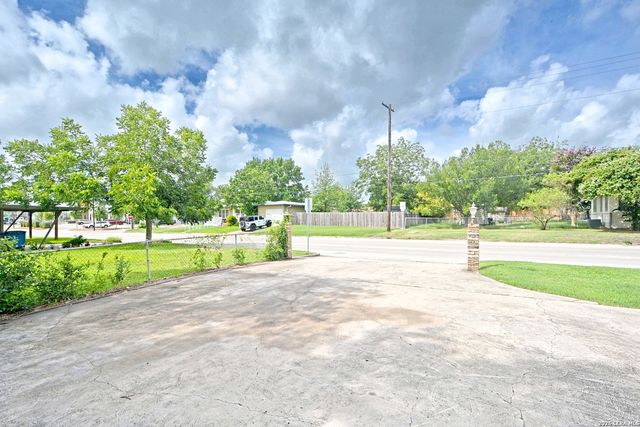 671 W MERRIWEATHER ST, New Braunfels, TX 78130