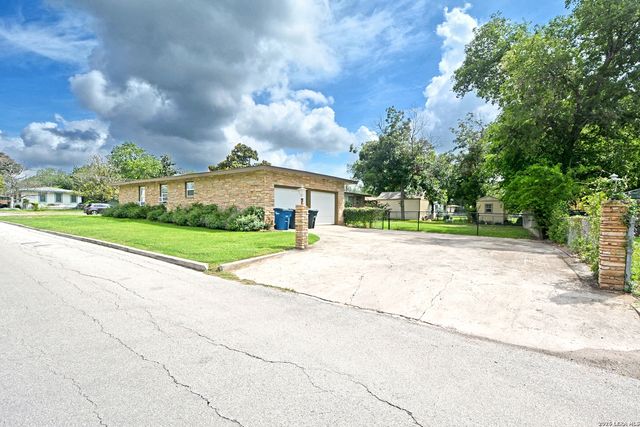 671 W MERRIWEATHER ST, New Braunfels, TX 78130