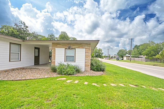 671 W MERRIWEATHER ST, New Braunfels, TX 78130