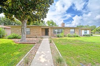 671 W MERRIWEATHER ST, New Braunfels, TX 78130