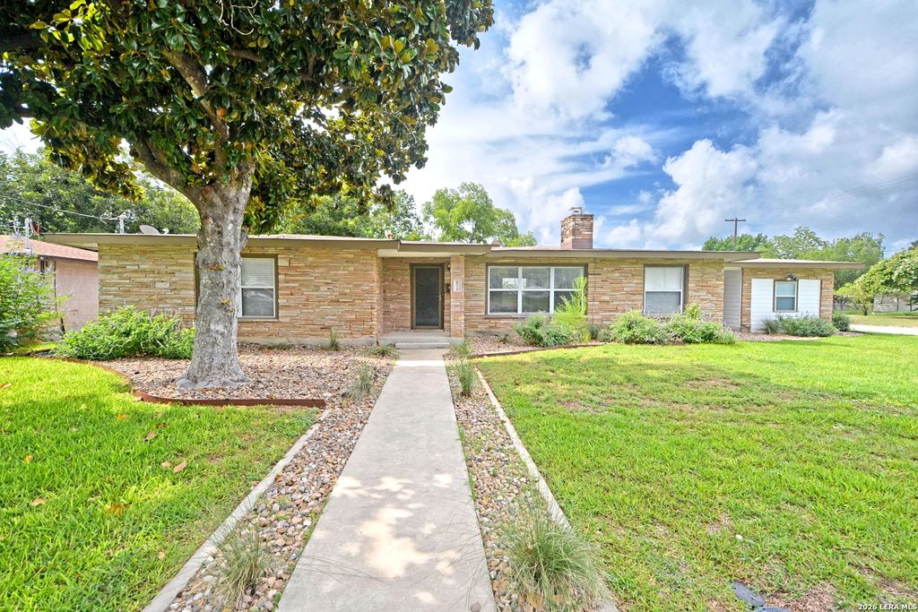 671 W MERRIWEATHER ST, New Braunfels, TX 78130
