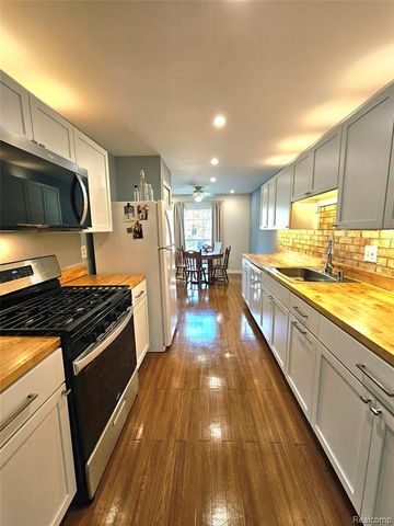 1437 Lantern Lane, Rochester Hills, MI 48306