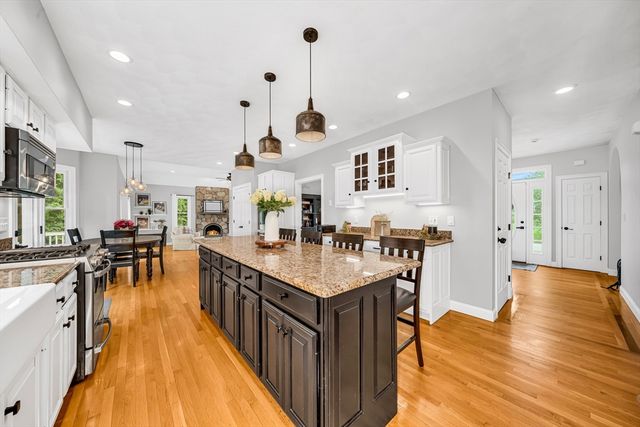 3 Suffolk Cir, Andover, MA 01810
