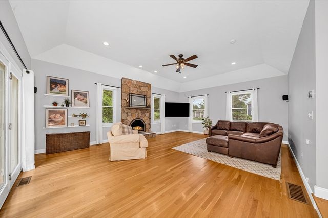 3 Suffolk Cir, Andover, MA 01810
