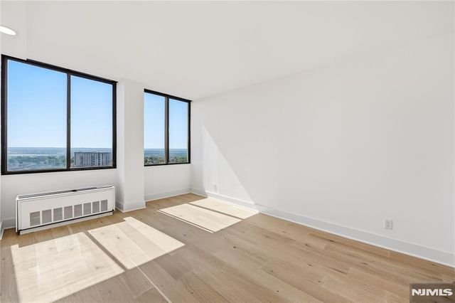 300 Winston 2617, Cliffside Park, NJ 07010