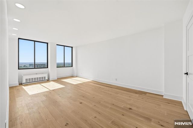 300 Winston 2617, Cliffside Park, NJ 07010