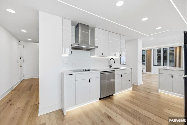 300 Winston 2617, Cliffside Park, NJ 07010