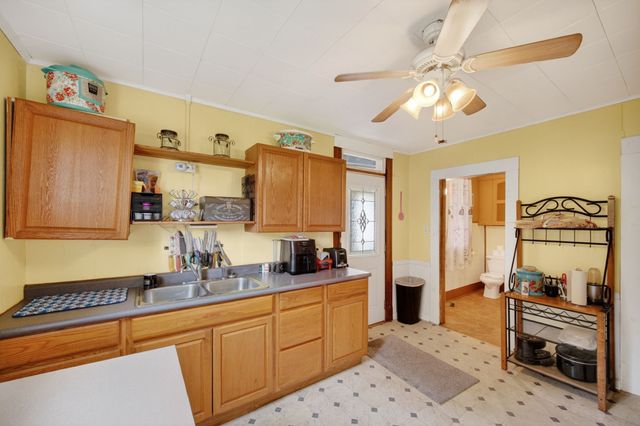 1332 Braden Avenue, Chariton, IA 50049