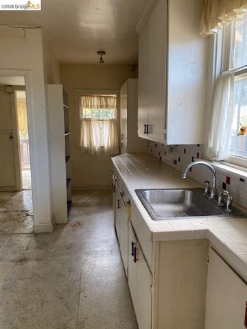 987 Yerba Buena Ave, Oakland, CA 94608