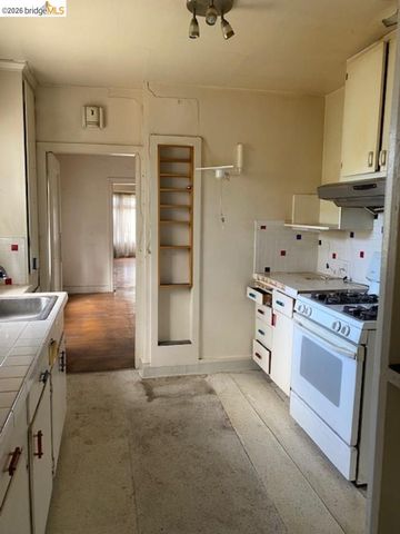 987 Yerba Buena Ave, Oakland, CA 94608