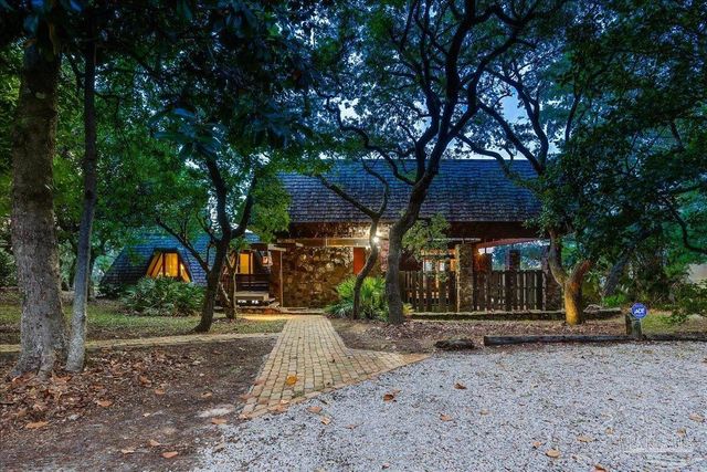 320 N Sunset Blvd, Gulf Breeze, FL 32561