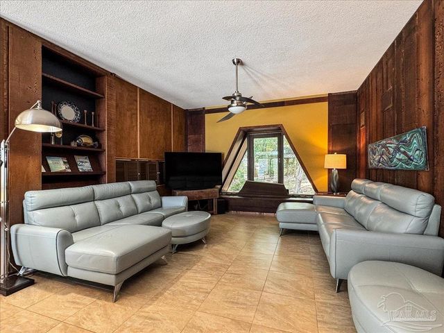 320 N Sunset Blvd, Gulf Breeze, FL 32561