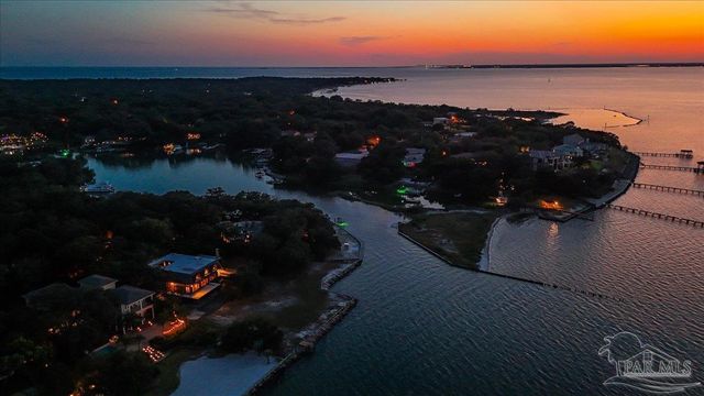 320 N Sunset Blvd, Gulf Breeze, FL 32561