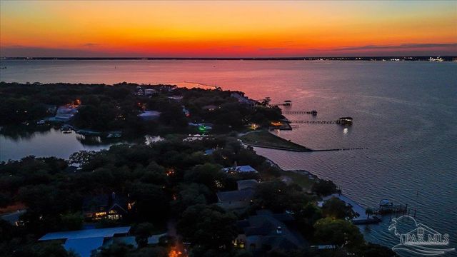 320 N Sunset Blvd, Gulf Breeze, FL 32561