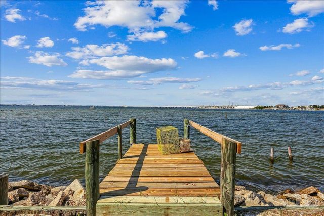 320 N Sunset Blvd, Gulf Breeze, FL 32561