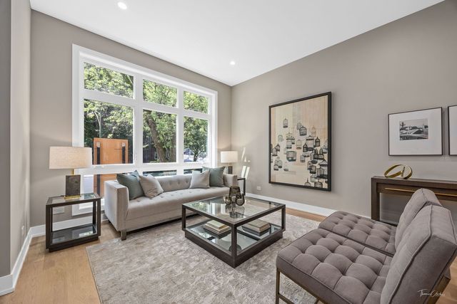 1642 W Wolfram Street, Chicago, IL 60657