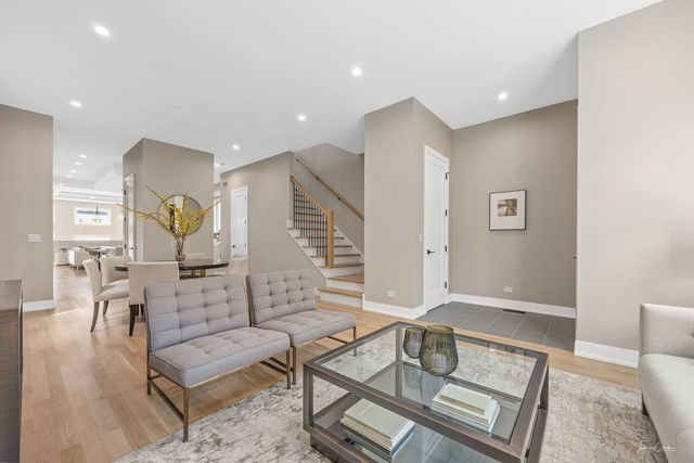 1642 W Wolfram Street, Chicago, IL 60657