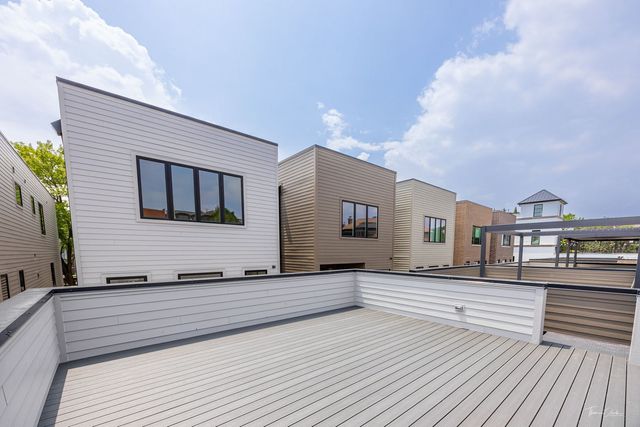 1642 W Wolfram Street, Chicago, IL 60657