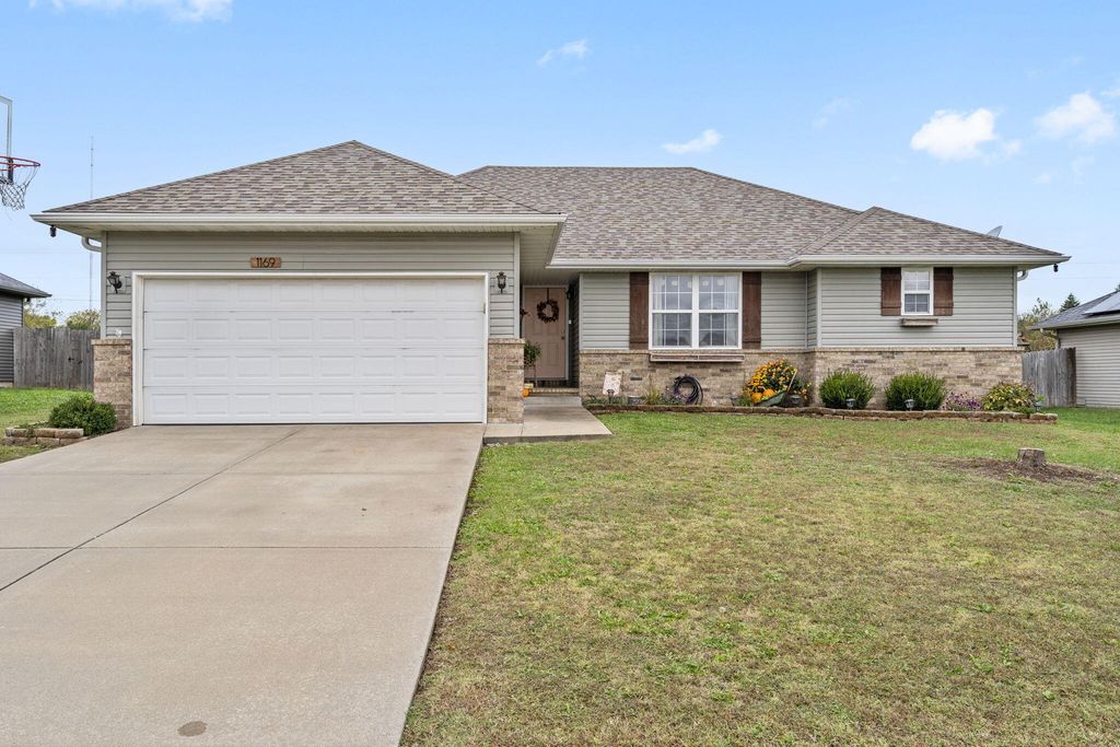 1169 N Blackstone Avenue, Republic, MO 65738