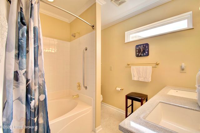 8465 Bridle Ct, Florence, KY 41042