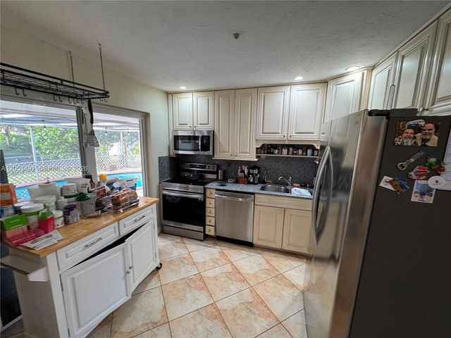 1941 NW 33rd St, Oakland Park, FL 33309