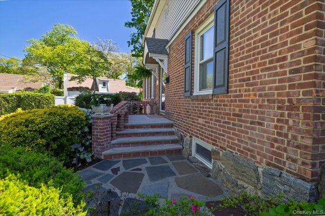 124 Peterhoff Avenue, Malverne, NY 11565