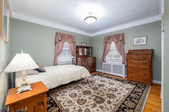 124 Peterhoff Avenue, Malverne, NY 11565