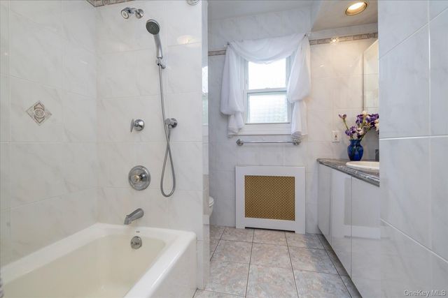 124 Peterhoff Avenue, Malverne, NY 11565