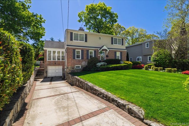 124 Peterhoff Avenue, Malverne, NY 11565