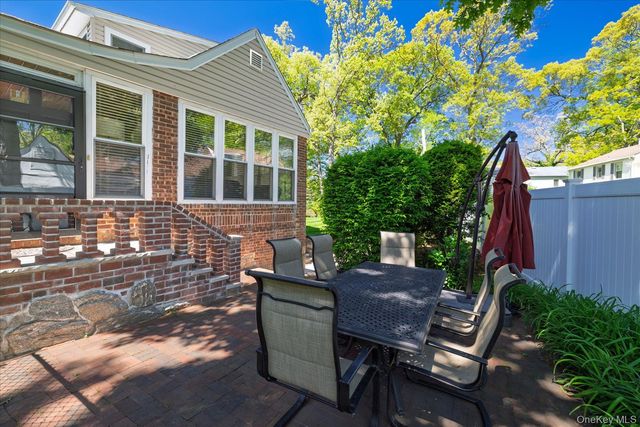 124 Peterhoff Avenue, Malverne, NY 11565