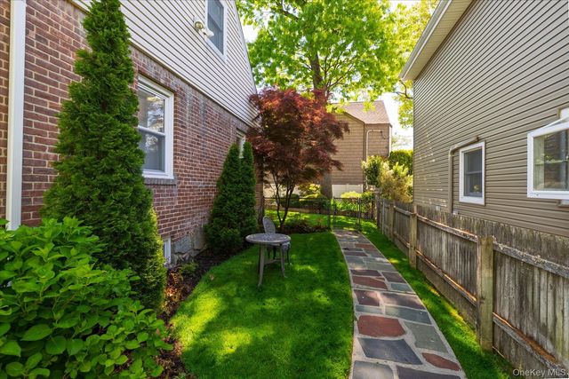 124 Peterhoff Avenue, Malverne, NY 11565