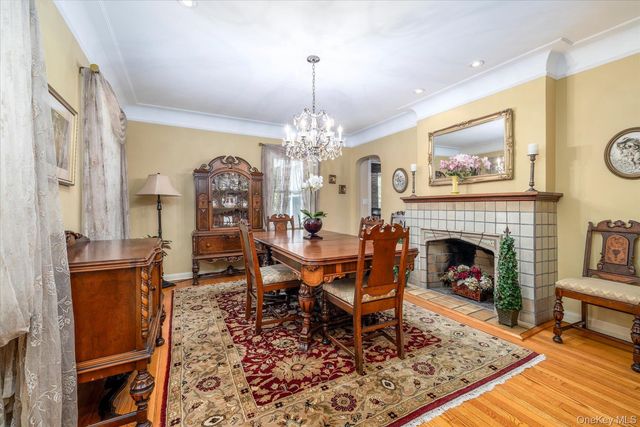 124 Peterhoff Avenue, Malverne, NY 11565