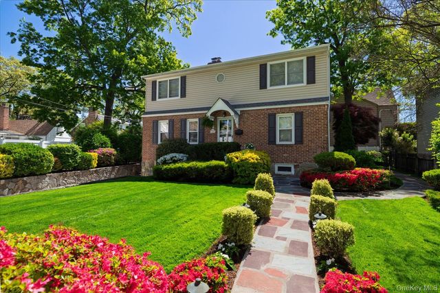 124 Peterhoff Avenue, Malverne, NY 11565