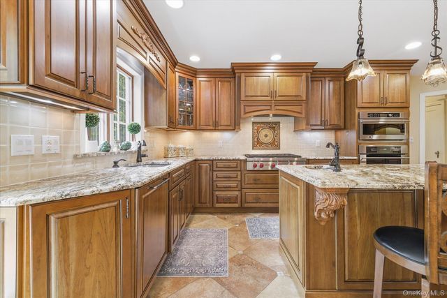 124 Peterhoff Avenue, Malverne, NY 11565
