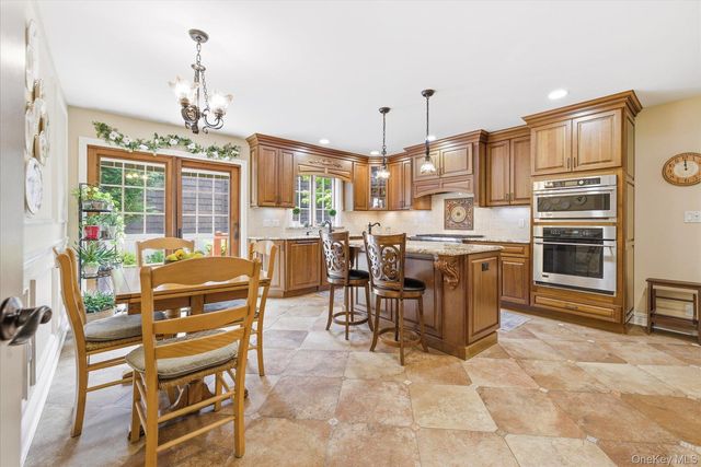 124 Peterhoff Avenue, Malverne, NY 11565