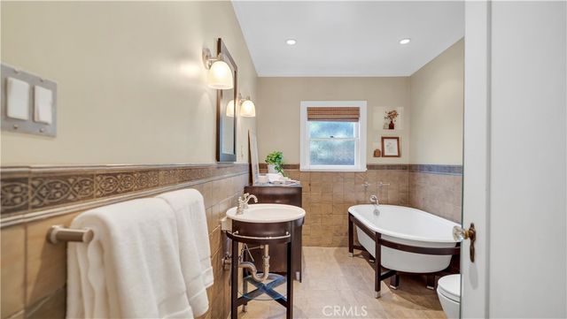 2429 N Heliotrope, Santa Ana, CA 92706