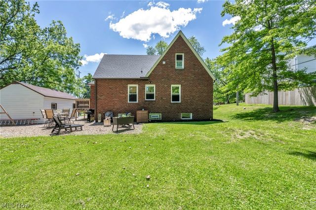 2834 W Wallings Road, Broadview Heights, OH 44147
