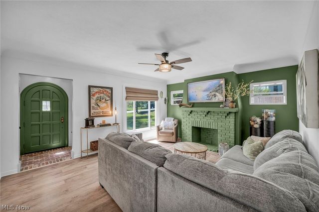 2834 W Wallings Road, Broadview Heights, OH 44147