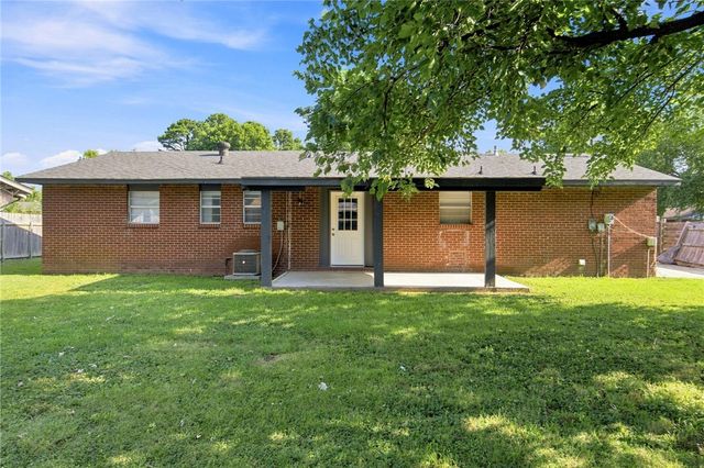 2401 N Jill Circle, Springdale, AR 72762
