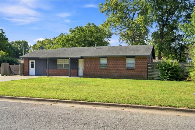 2401 N Jill Circle, Springdale, AR 72762