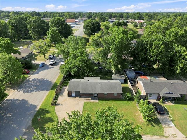 2401 N Jill Circle, Springdale, AR 72762