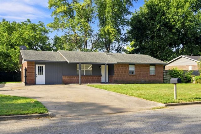 2401 N Jill Circle, Springdale, AR 72762