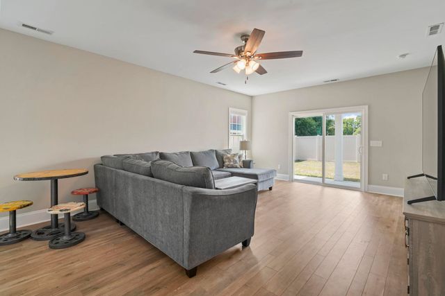 912 Hillside Dr., North Myrtle Beach, SC 29582